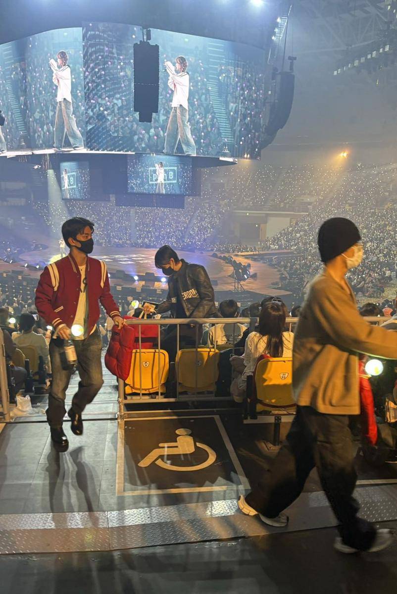Changmin, New, dan Hyunjae THE BOYZ di konser IU (twitter.com/chatshirelore)