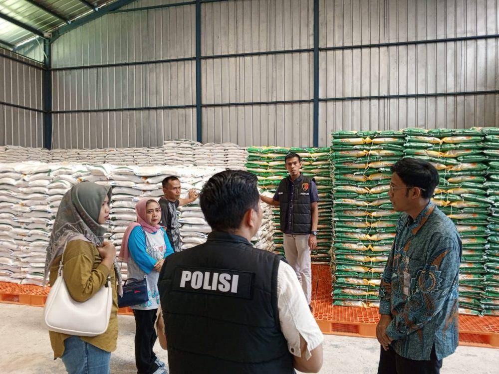 Polres Musi Rawas mengecek stok beras. (IDN Times/Kukuh Koeswantoro)