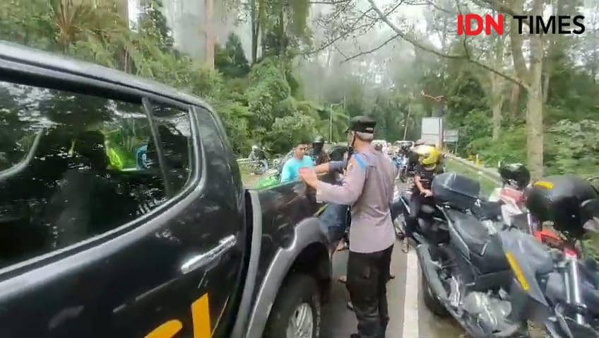Isuzu Elf nopol S 7283 A yang membawa 17 wisatawan asal Desa Sidomulyo Kecamatan Kota Tuban terguling di jalan Tembus Sarangan. IDN Times/ Riyanto