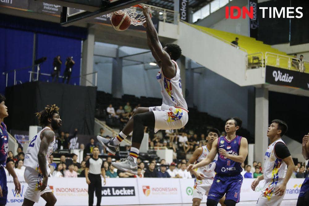 Eks Pemain NBA Jabari Bird melakukan slam dunk dan membawa Rajawali Medan menang atas RANS Simba, Minggu (3/3/2024) (IDN Times/Doni Hermawan)