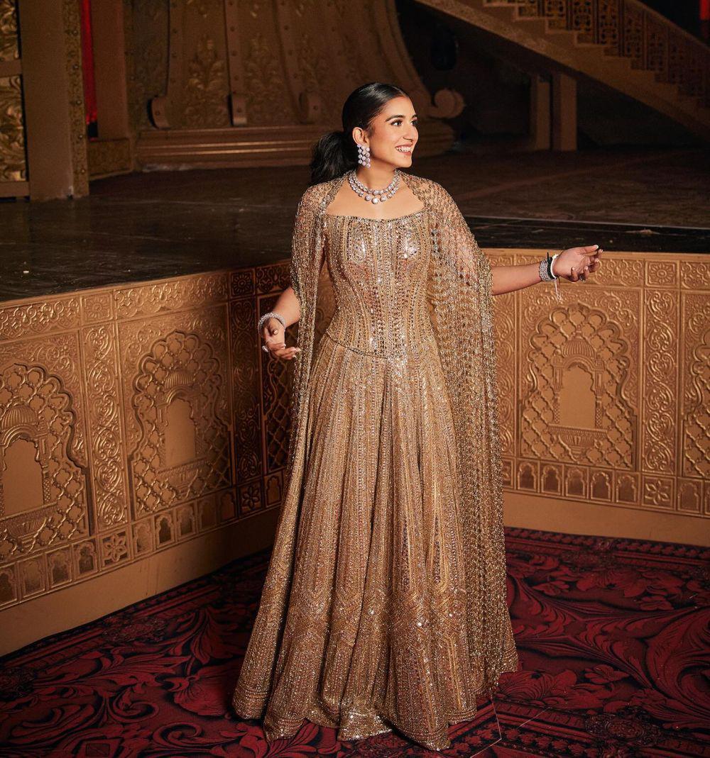 OOTD Pesta Pranikah Radhika Merchant (instagram.com/loveleen_makeupandhair)