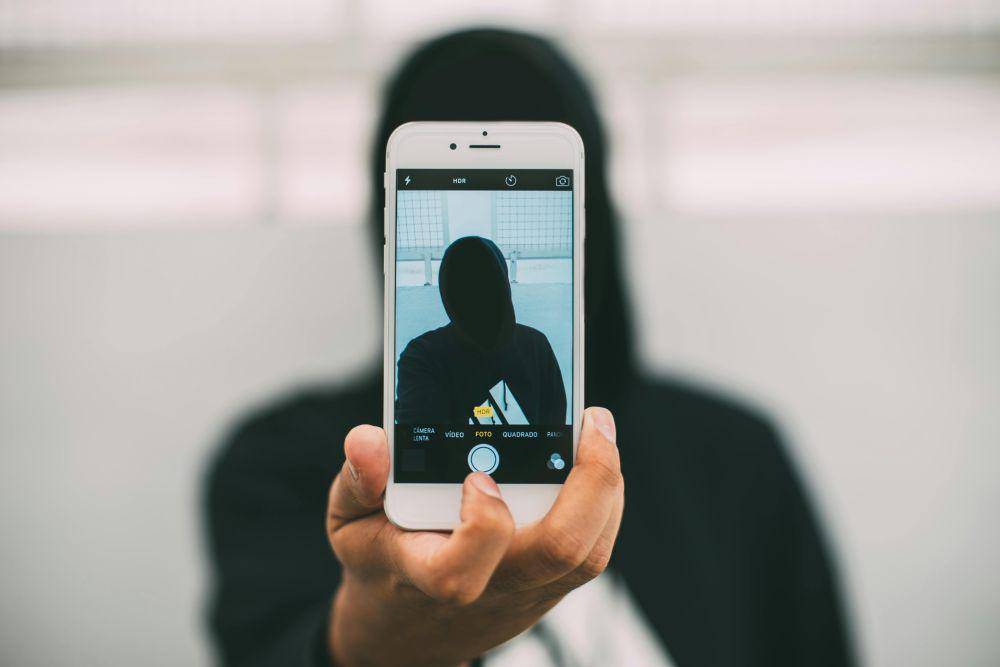 Ilustrasi selfie kamera belakang (pexels.com/Kaique Rocha)