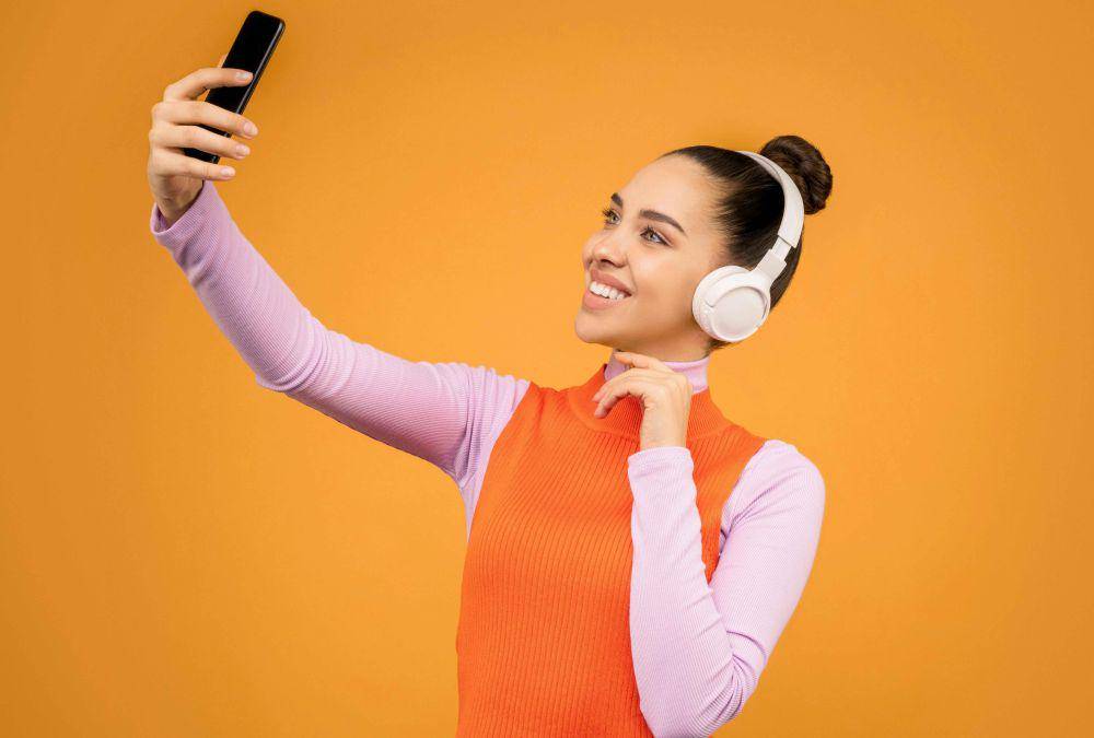 Ilustrasi selfie dengan ceria (pexels.com/Sound On)