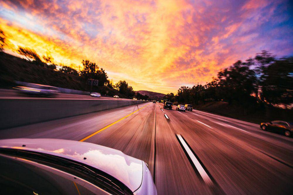 potret mengendarai mobil (pexels.com/Taras Makarenko)