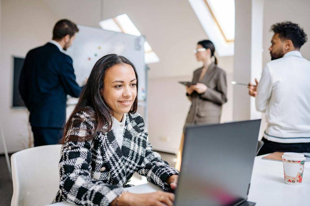 ilustrasi bekerja dengan tekun (pexels.com/Yan Krukau)