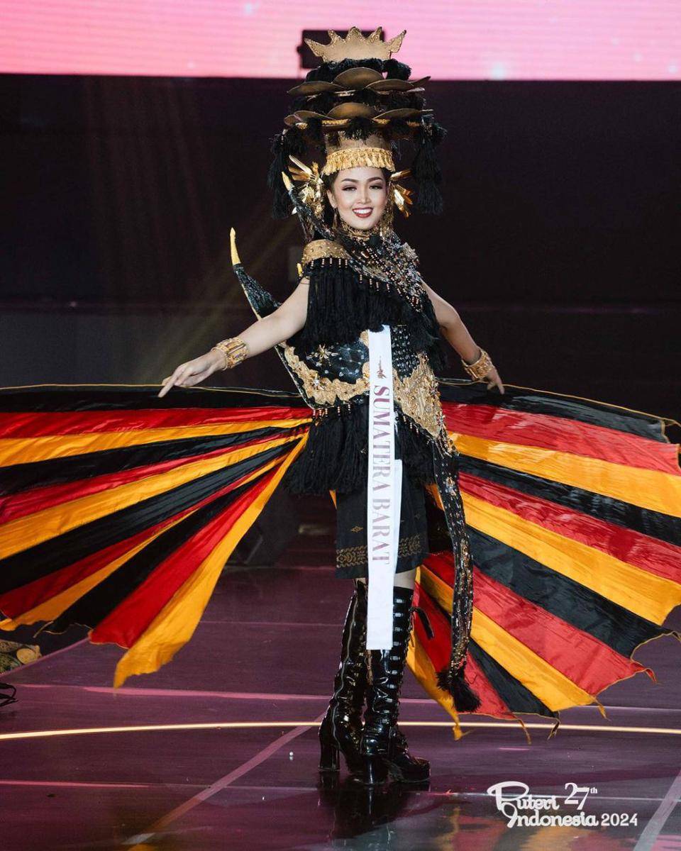 Kostum Tradisional Finalis dari Sumatra di Puteri Indonesia 2024 (Instagram.com/officialputeriindonesia)