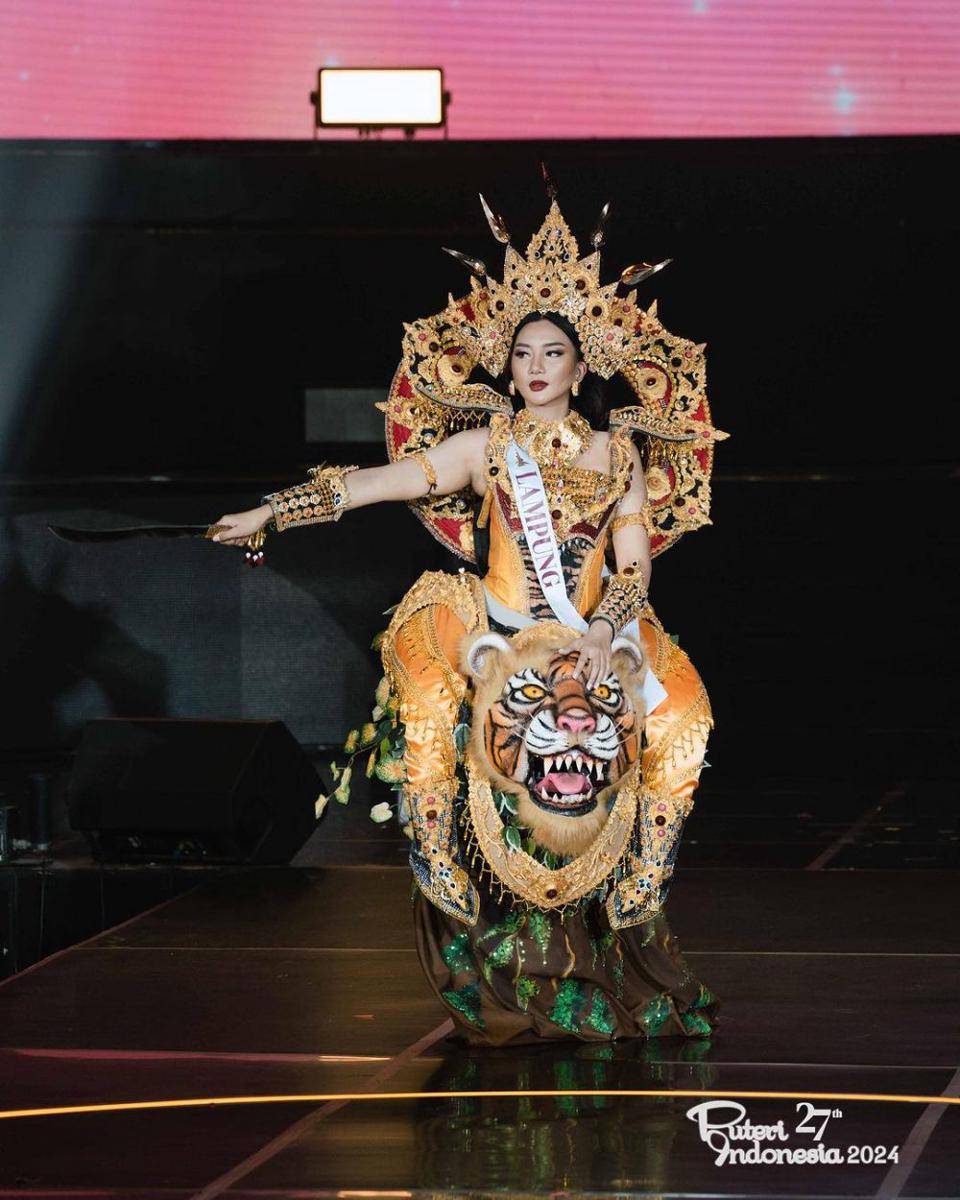 Kostum Tradisional Finalis dari Sumatra di Puteri Indonesia 2024 (Instagram.com/officialputeriindonesia)