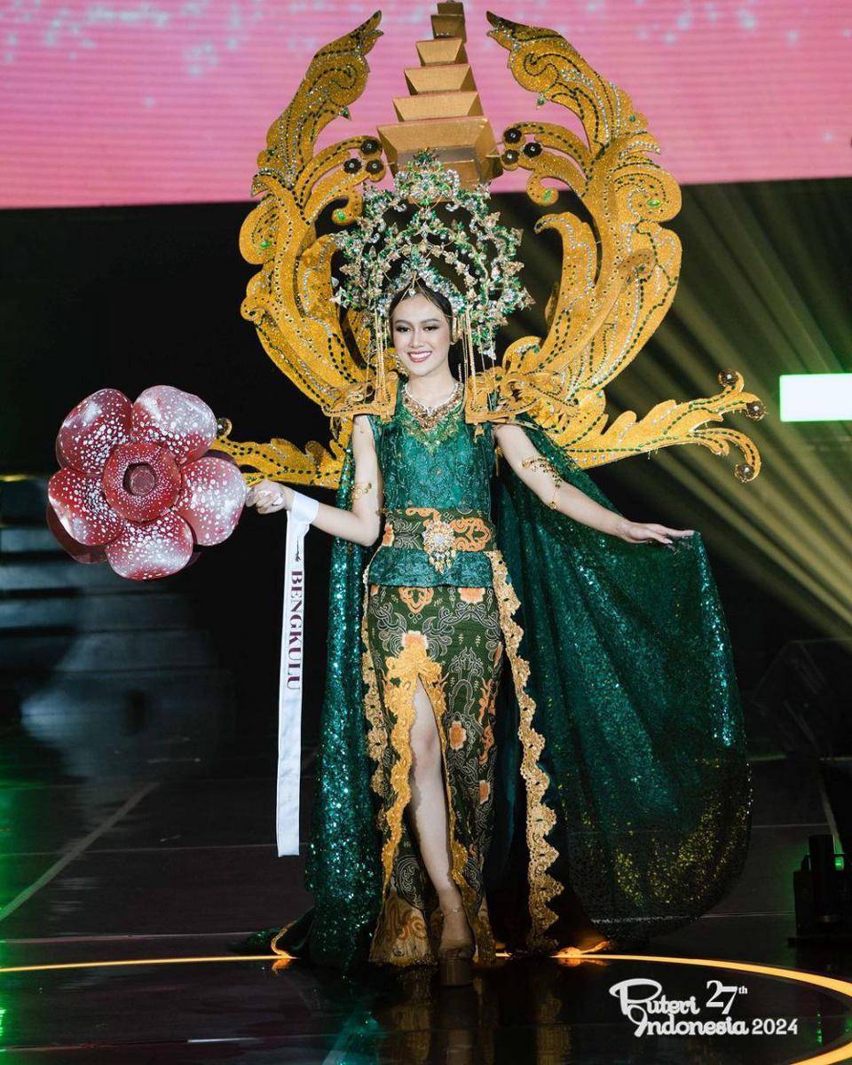 Kostum Tradisional Finalis dari Sumatra di Puteri Indonesia 2024 (Instagram.com/officialputeriindonesia)
