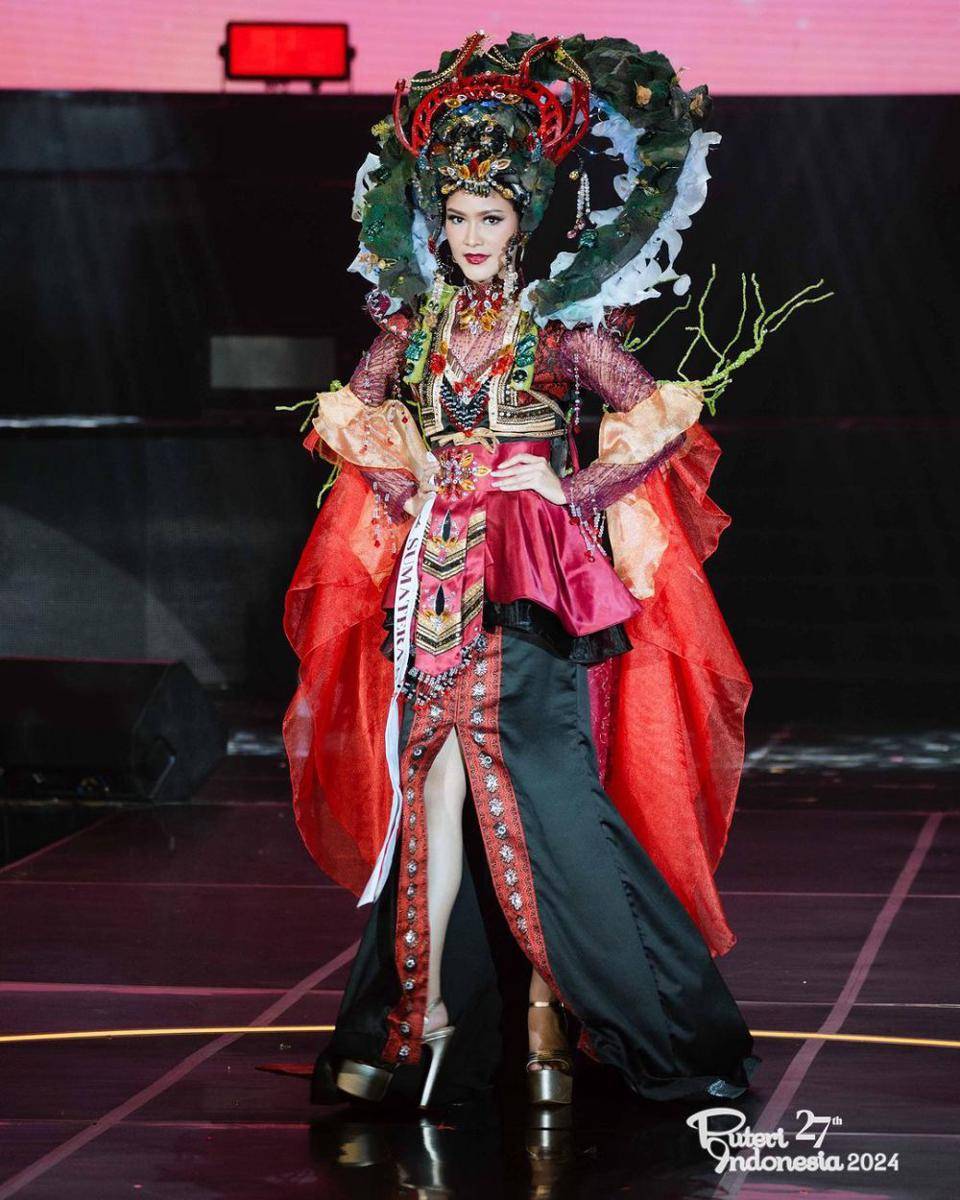 Kostum Tradisional Finalis dari Sumatra di Puteri Indonesia 2024 (Instagram.com/officialputeriindonesia)