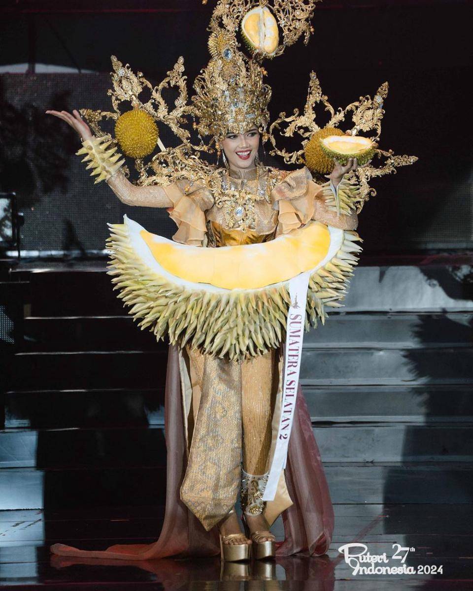 Kostum Tradisional Finalis dari Sumatra di Puteri Indonesia 2024 (Instagram.com/officialputeriindonesia)