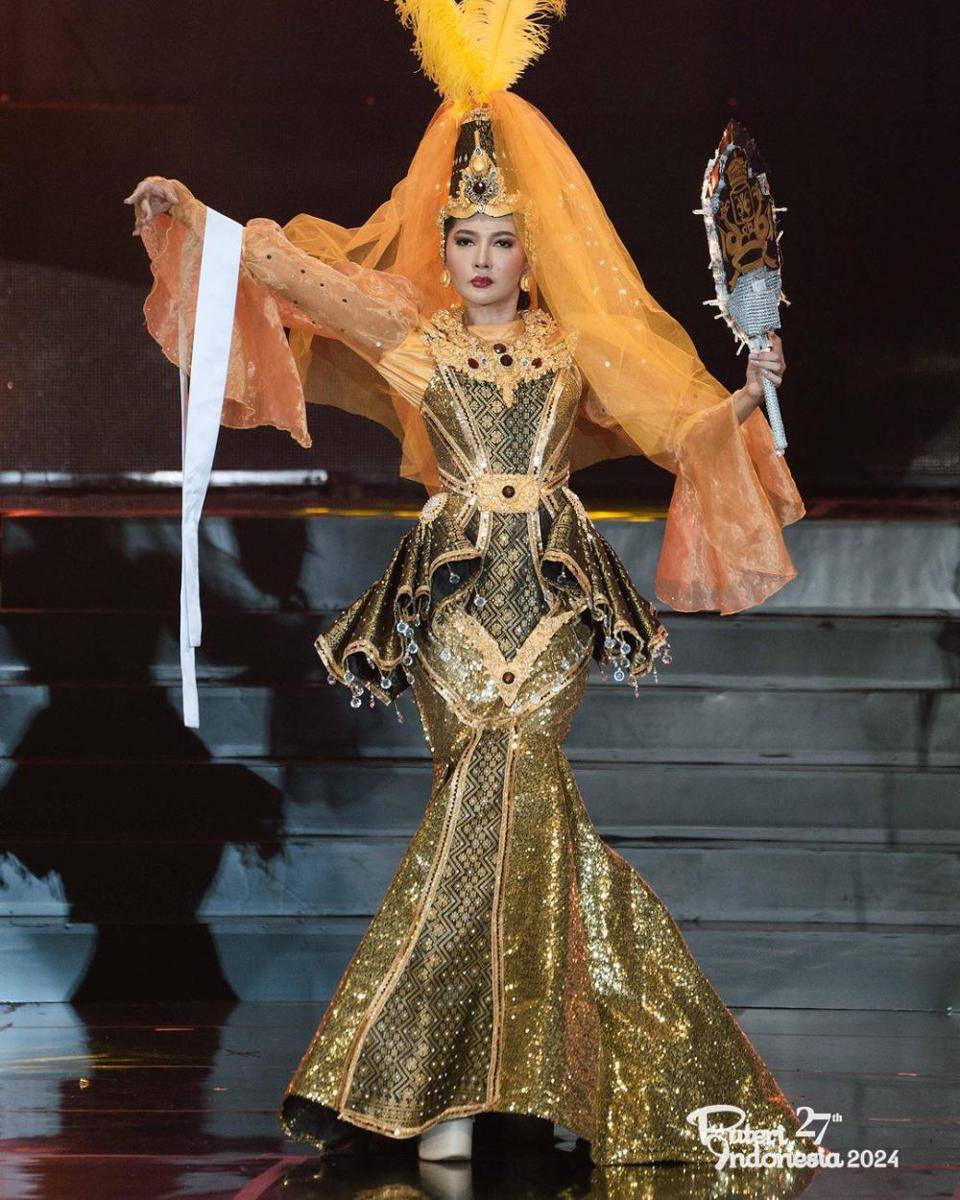 Kostum Tradisional Finalis dari Sumatra di Puteri Indonesia 2024 (Instagram.com/officialputeriindonesia)