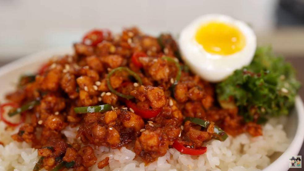 ilustrasi rice bowl ayam gochujang (youtube.com / Aaron and Claire)