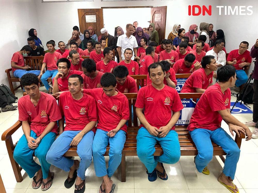 34 terdakwa bela Rempang saat menjalani agenda tuntutan di PN Batam (IDN Times/Putra Gema Pamungkas)