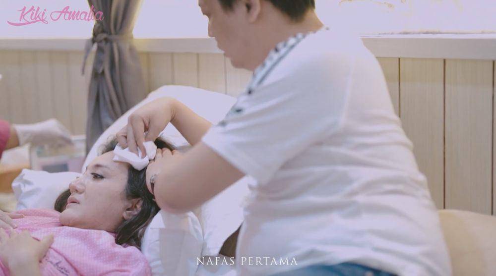 Kiki Amalia melahirkan (YouTube.com/Kiki Amalia)