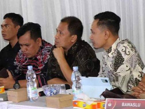Ketua Bawaslu Lotim, Suaidi Mahsun saat mengikuti pleno KPU Lotim (IDN Times/Ruhaili)