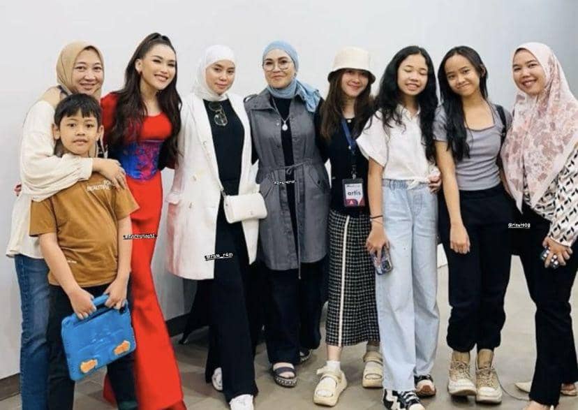 7 Momen Ayu Ting Ting Manggung di Acara Off-Air, Ditemani Calon Mertua