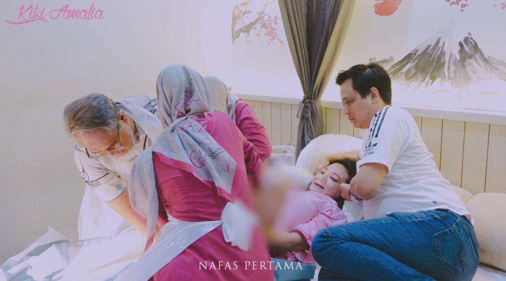 Kiki Amalia melahirkan (YouTube.com/Kiki Amalia)
