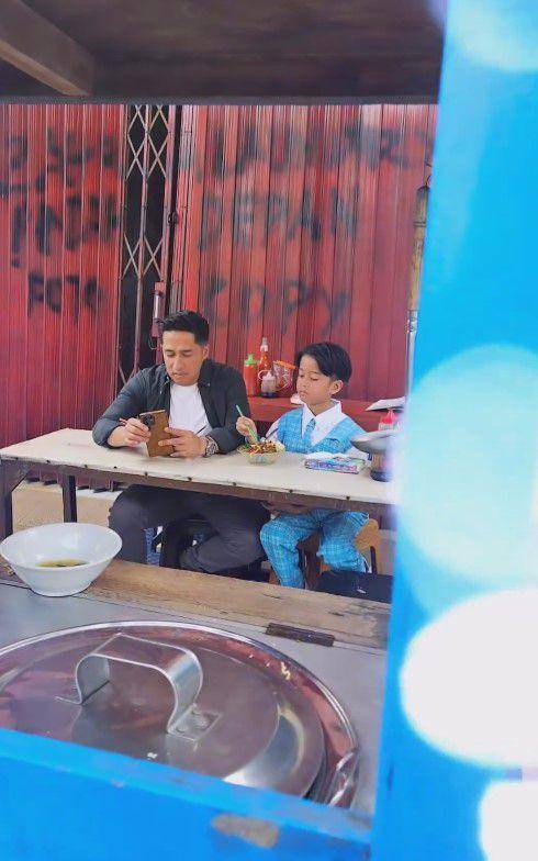 Irfan Hakim ditraktir anak (Instagram.com/irfanhakim75)