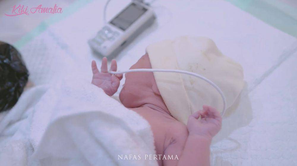 Kiki Amalia melahirkan (YouTube.com/Kiki Amalia)