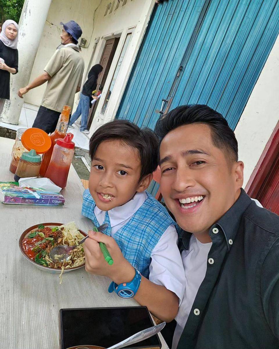 Irfan Hakim ditraktir anak (Instagram.com/irfanhakim75)
