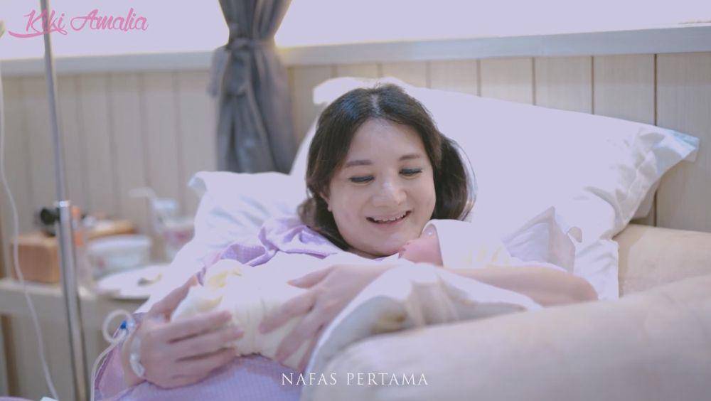 Kiki Amalia melahirkan (YouTube.com/Kiki Amalia)