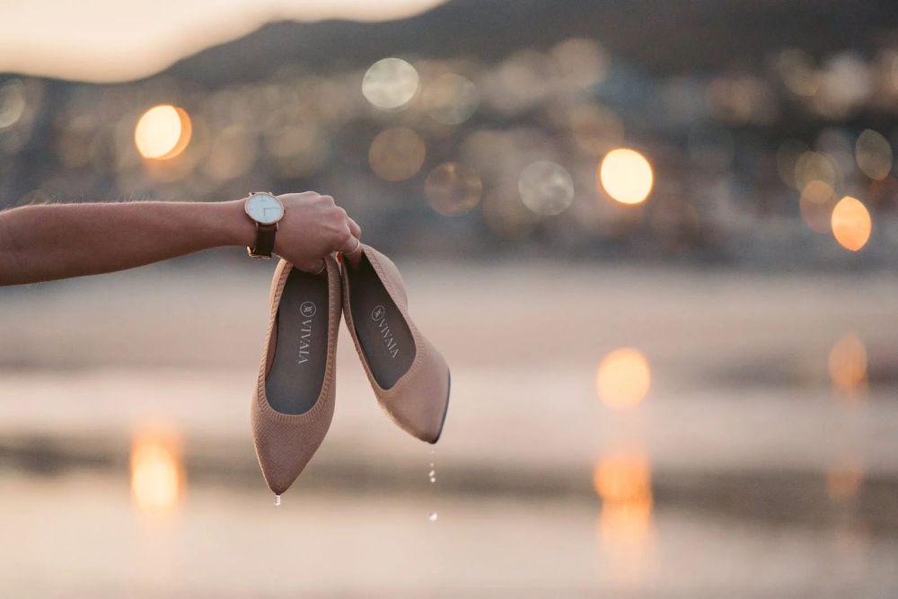5 Tips Mengeringkan Sepatu Agar Tidak Bau Setelah Terkena Hujan