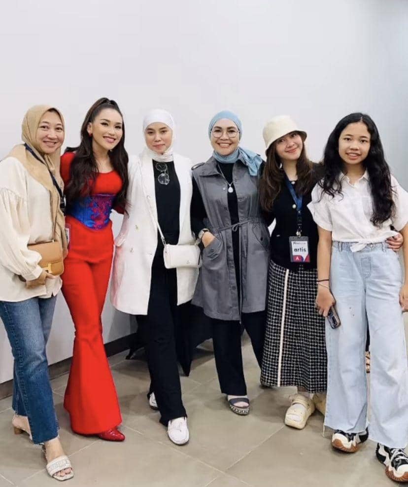 potret Ayu Ting Ting manggung ditemani calon mertua (Instagram.com/rakayayo411)