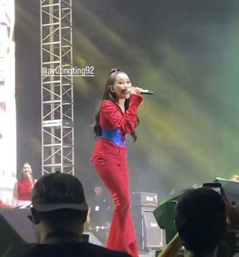 potret Ayu Ting Ting manggung ditemani calon mertua (Instagram.com/keysara1102)