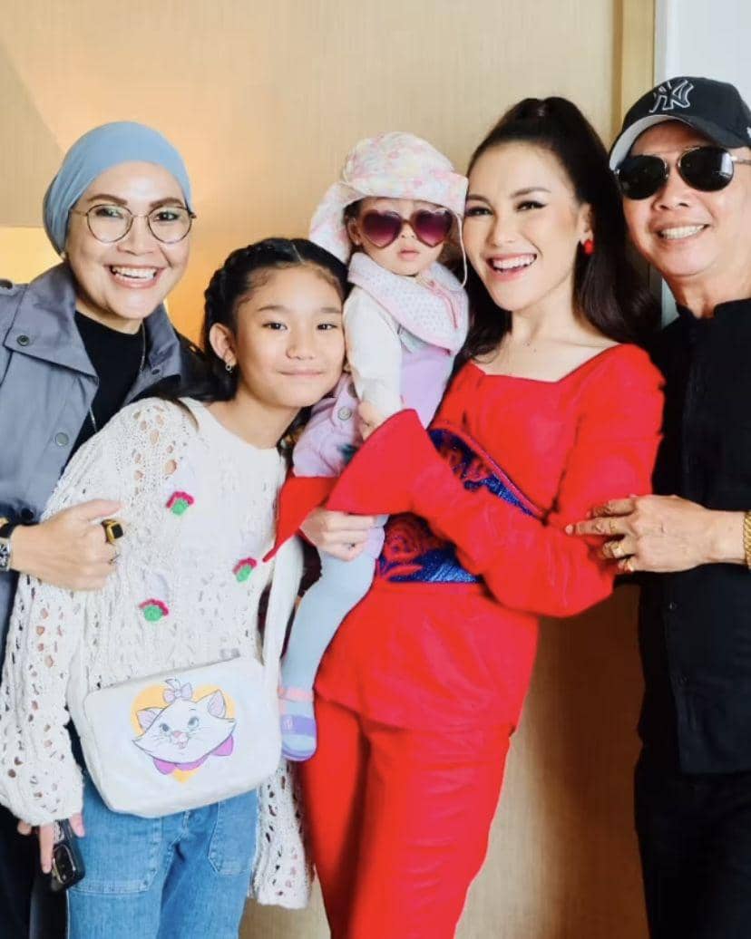 potret Ayu Ting Ting manggung ditemani calon mertua (Instagram.com/mom_ayting92_)