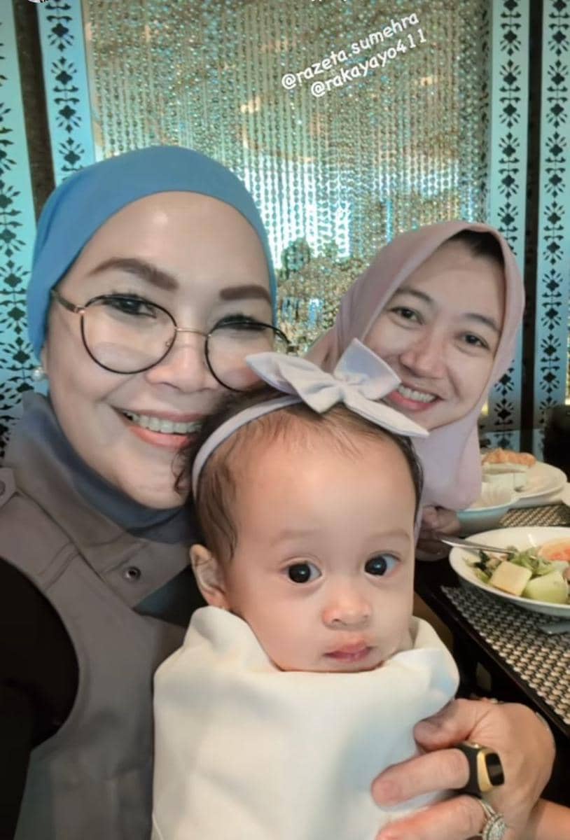 potret Ayu Ting Ting manggung ditemani calon mertua (Instagram.com/mom_ayting92_)