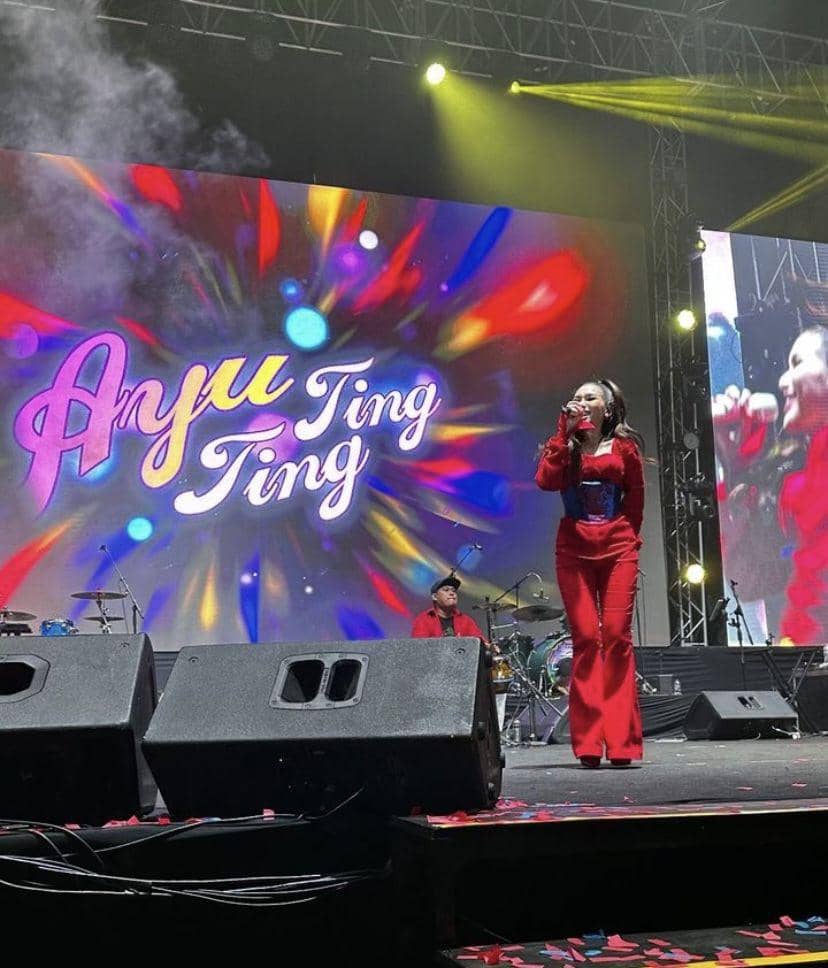 potret Ayu Ting Ting manggung ditemani calon mertua (Instagram.com/rizky.Ananda)