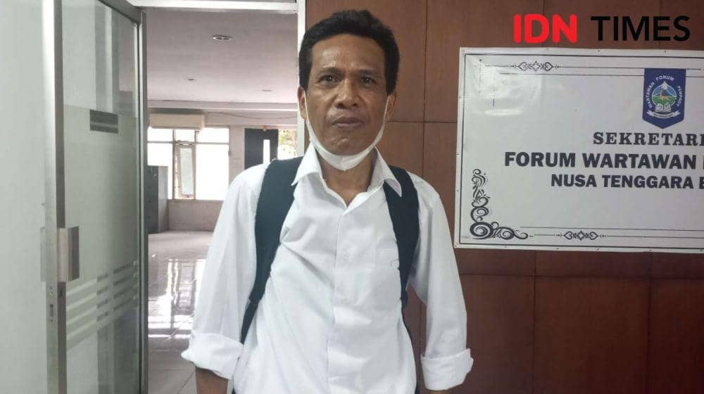 Gaji di Bawah UMP, Guru Honorer di NTB ini Nyanyi Keliling Kafe