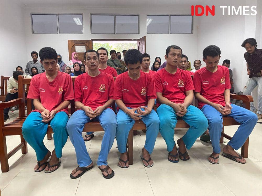8 terdakwa bela Rempang saat menjalani persidangan di PN Batam (IDN Times/Putra Gema Pamungkas)