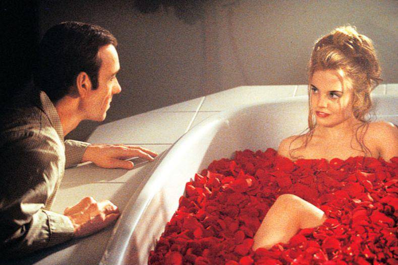 Kevin Spacey dan Mena Suvari dalam film American Beauty (dok. DreamWorks Pictures/American Beauty)