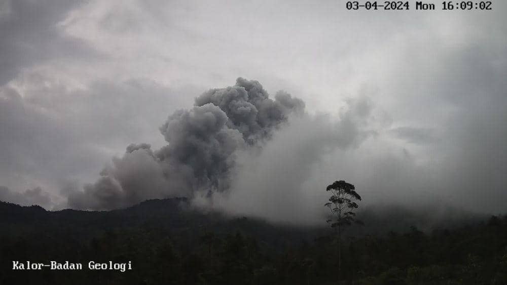 Gunung Merapi Keluarkan Awan Panas, Jarak Luncur Capai 2,6 Km