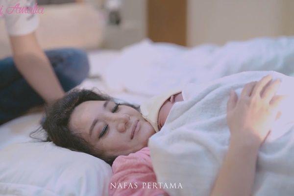 8 Potret Persalinan Kiki Amalia, Nyaris Melahirkan di Taksi