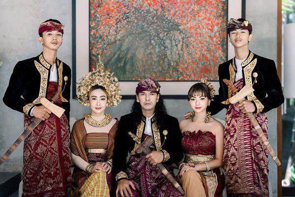 7 Pemotretan Keluarga Glenca Chysara Pakai Adat Bali, Memesona!