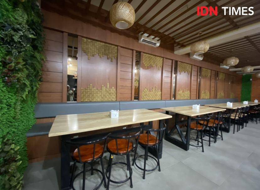 Kafe Teliti dengan konsep kayu di Medan (IDN Times/Indah Permata Sari)