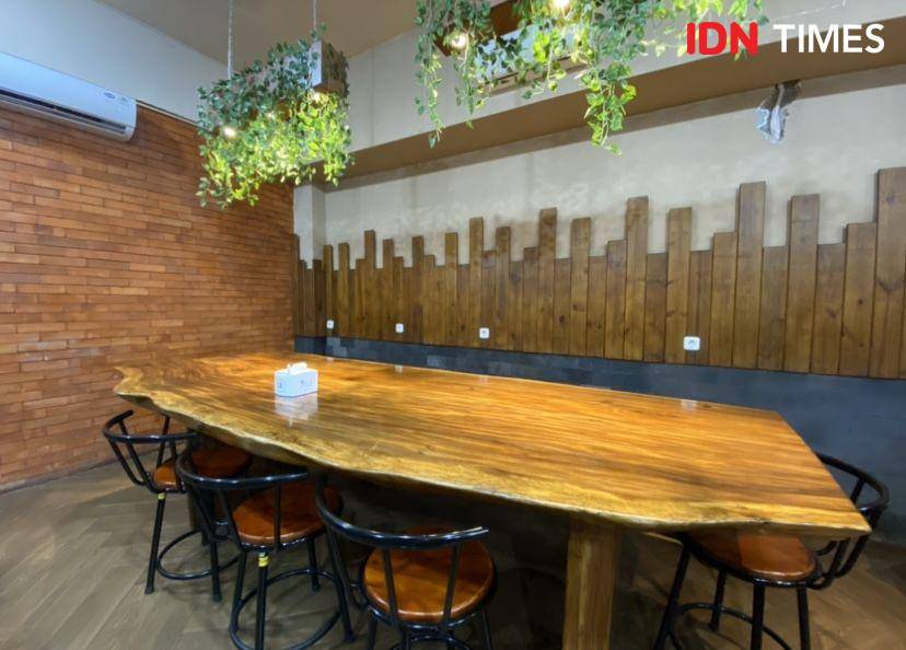 Kafe Teliti dengan konsep kayu di Medan (IDN Times/Indah Permata Sari)
