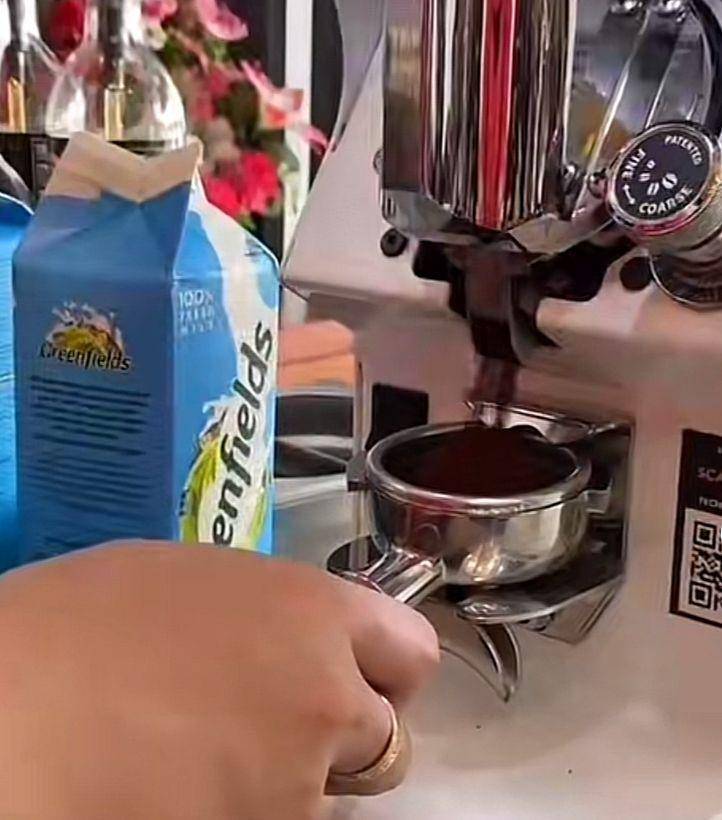 Kafe Teliti denagn konsep kayu di Medan (tangkapan layar TikTok @teliti)