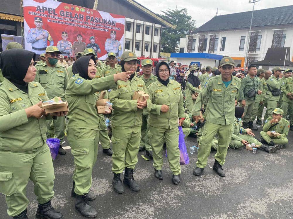 Pelindung masyarakat (Linmas) di Kota Banjarmasin.