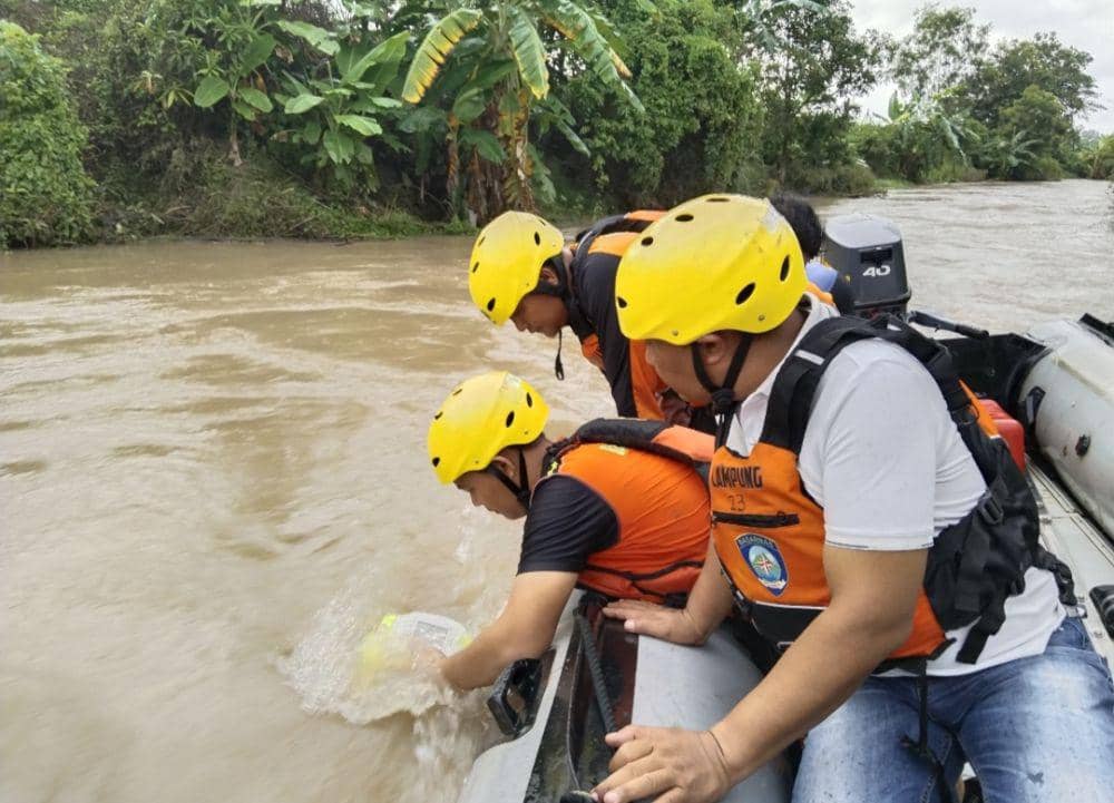 Proses pencarian korban Rezie Kuswara oleh tim SAR Gabungan. (Dok. Basarnas Lampung).