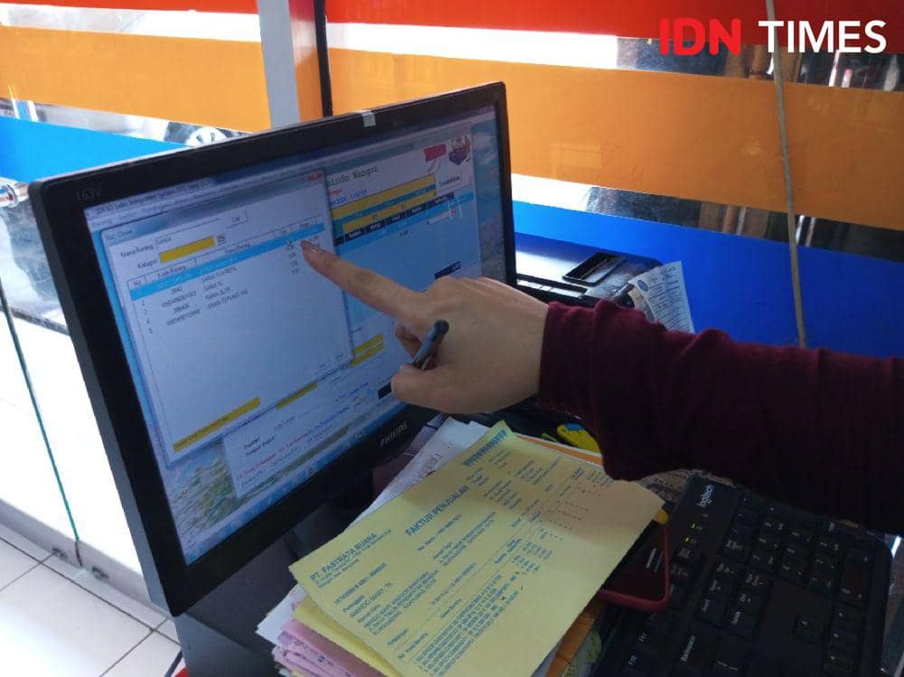 Salah satu toko yang menjual saat menunjukkan trend harga beras tergantung merk,Senin (4/3/2024).(IDN Times/Cokie Sutrisno)