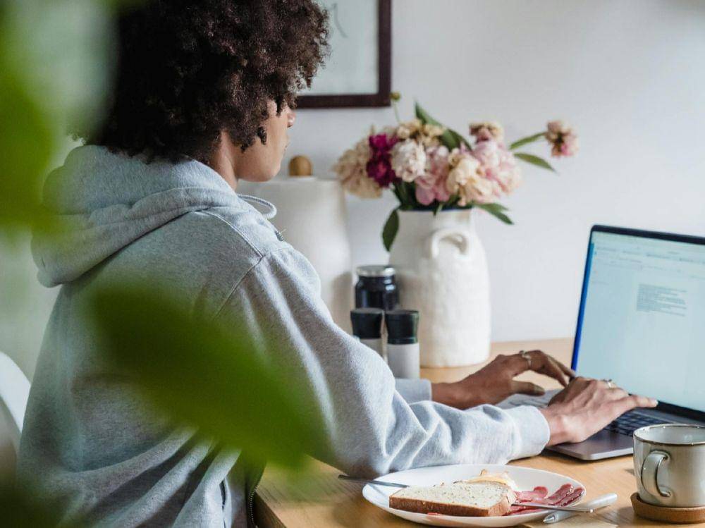 ilustrasi mengetik naskah (pexels.com/Mizuno K)