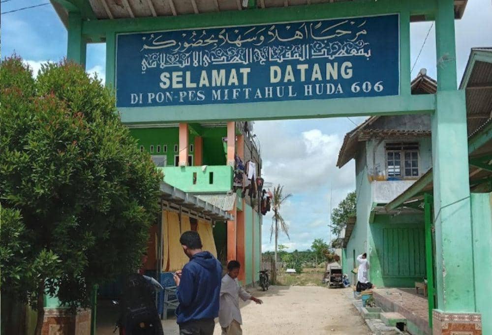 Penampakan gerbang Ponpes Miftahul Huda 606 di Lampung Selatan. (Google).