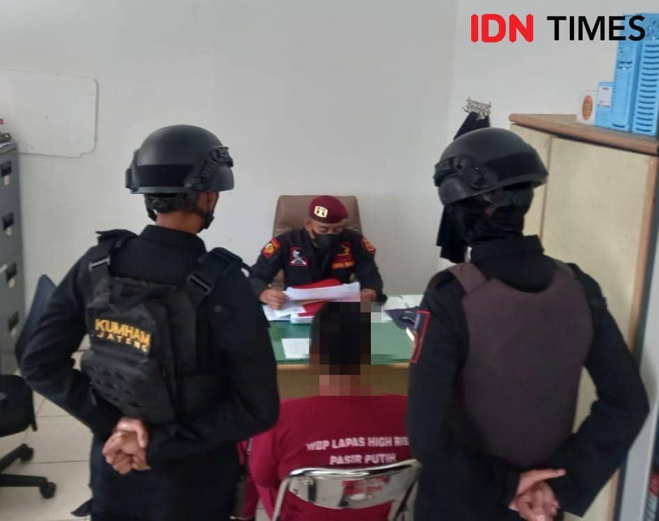 Pemindahan napiter ke lapas besi Nusakambangan sebagai langkah pembinaan lanjutan, Senin (4/3/2024).(IDN Times/Cokie Sutrisno)