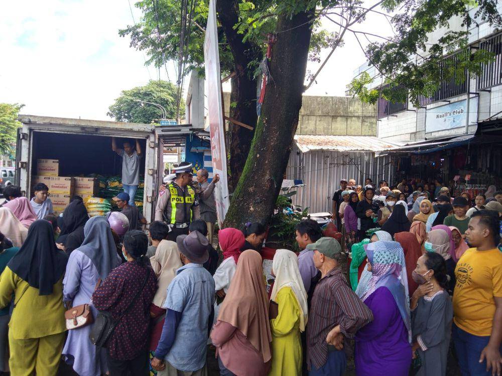 Antrian warga yang membeli beras SPHP Bulog di Operasi Pasar Murah Pasar Kepanjen. (IDN Times/Rizal Adhi Pratama)