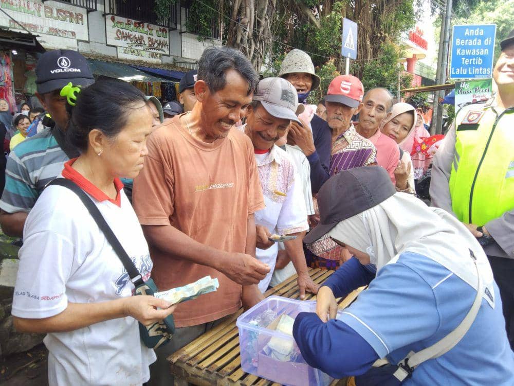 Antusiasme warga yang membeli beras SPHP Bulog di Operasi Pasar Murah Pasar Kepanjen. (IDN Times/Rizal Adhi Pratama)
