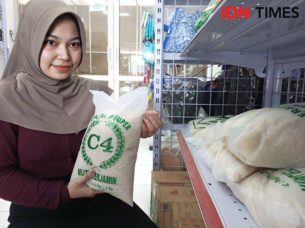 Tiara Andini staf pengelola toko di Wangon yang menjual beras slyp dan sulit mendapatkan beras premium, Senin (4/3/2024).(IDN Times/Cokie Sutrisno)