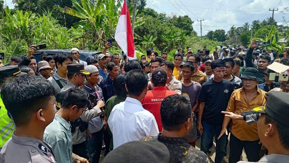 (Ratusan massa saat menggeruduk kantor KPU Muba yang tengah menggelar pleno terbuka) IDN Times/istimewa